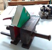 Les instruments du relieur: presse à dorer